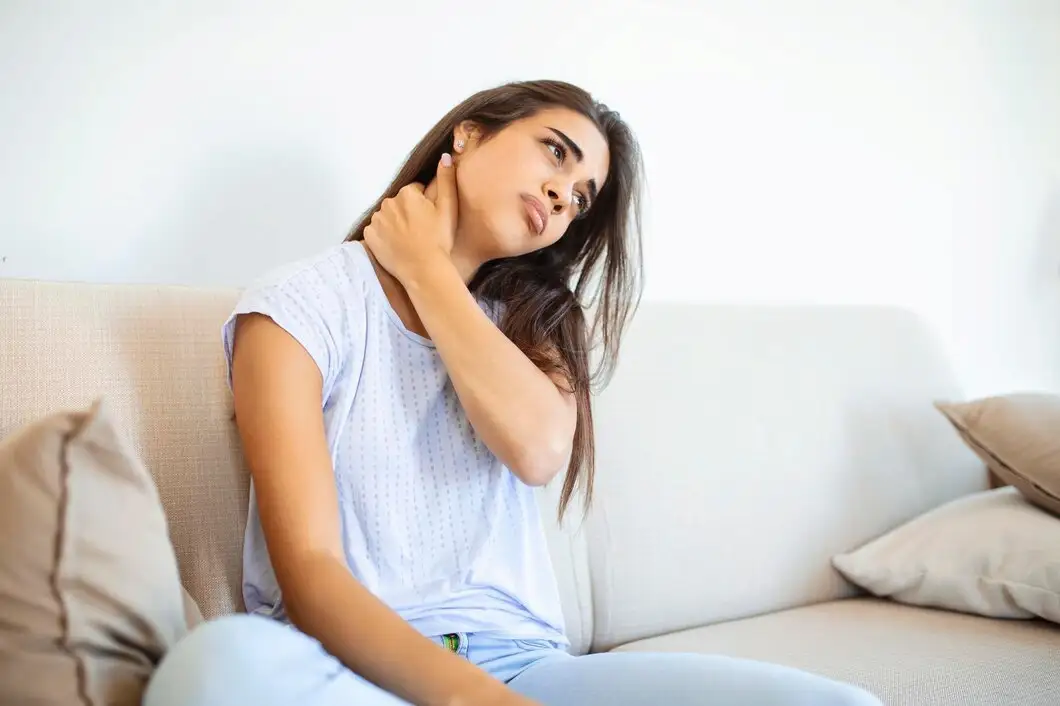 Mujer Joven Que Sufre Dolor Cuello Personas Atencion Medica Concepto Problema Mujer Infeliz Que Sufre Dolor Cuello Casa Dolor Cuello Causado No Cuidar Salud 657921 1301